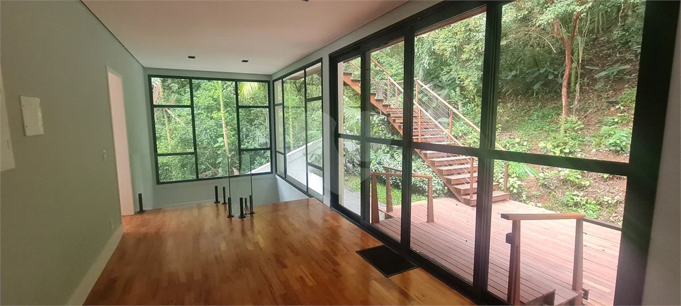 Casa à venda com 3 suítes no condomínio Alpes da Cantareira, Mairiporã - SP