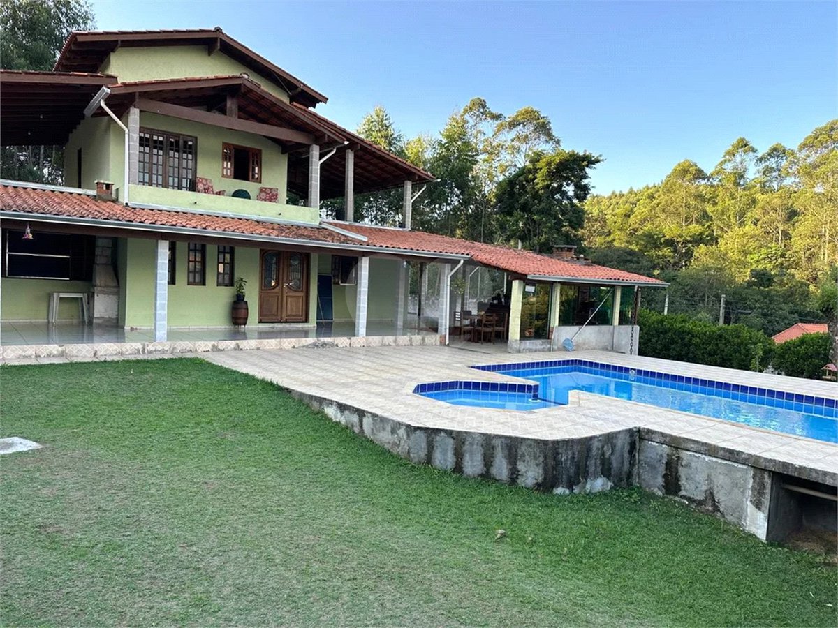 Sítio encantador em Nazaré Paulista – 1.000 m² de terreno, piscina e varanda gourmet