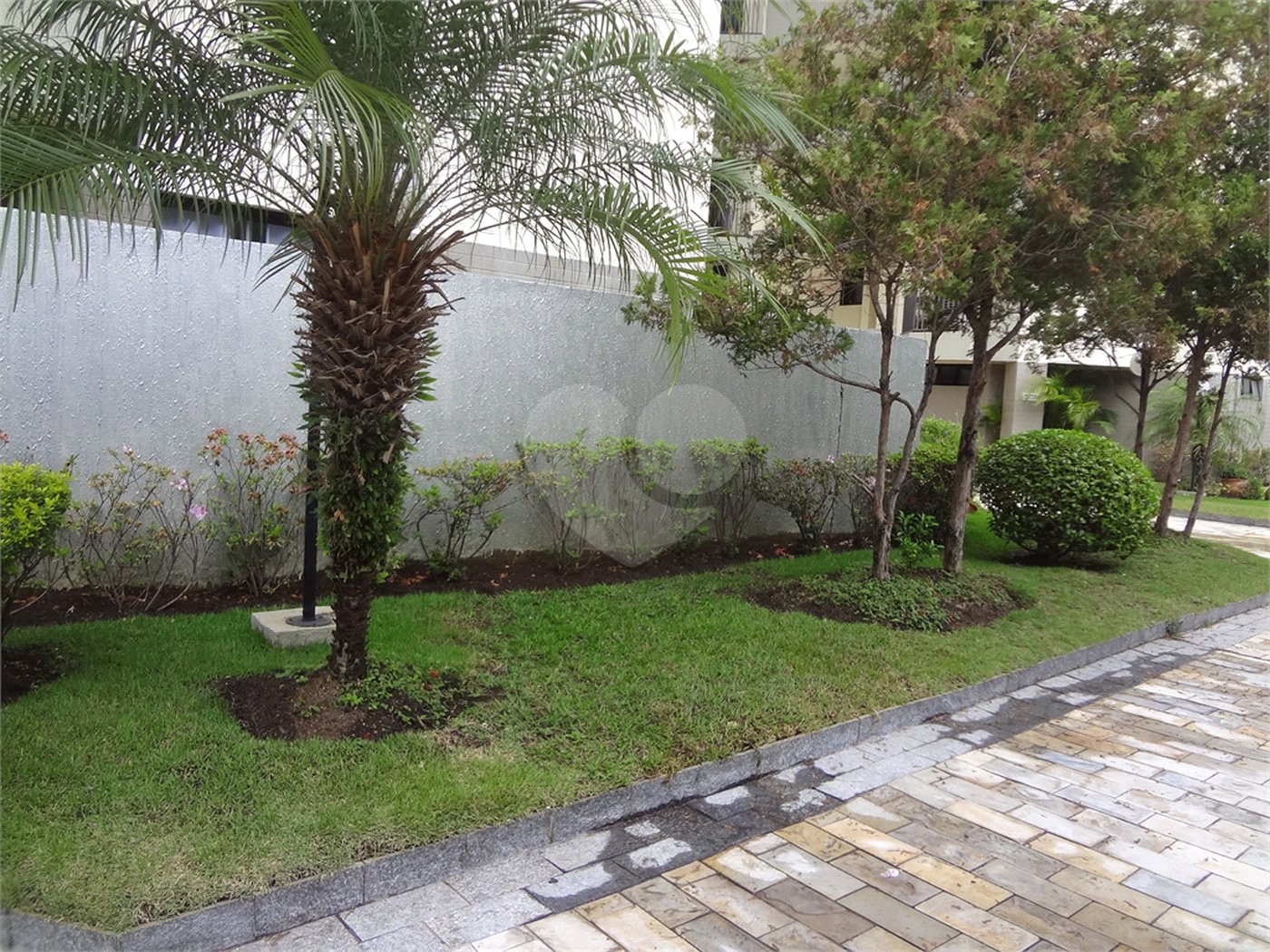 COBERTURA COM PISCINA E CHURRASQUEIRA NA CASA VERDE.