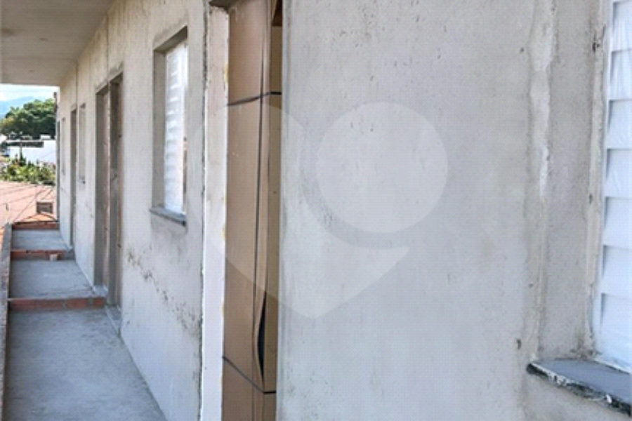 Apartamento muito bem localizado.