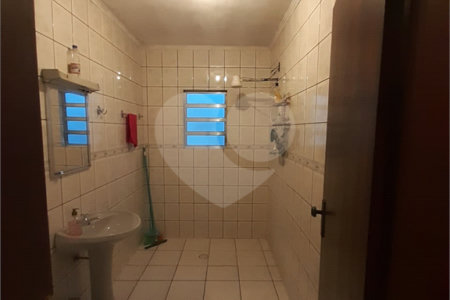 Casa com 250m², 4 dormitórios, 2 vagas.