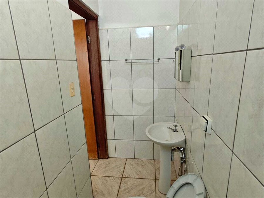 ?Oportunidade Única em São Carlos: Salão Comercial + Casa Independente nos Fundos – Ideal para Investidores!