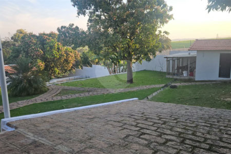 Indaiatuba- condominio Vale das Laranjeiras - Itaici - Terreno 3040,00 ms- construida 220ms - 3 dormitórios, sendo 2 suítes e uma suíte master com closet, além de uma sala ampla com 3 ambientes, Cozinha planejada,, campo de futebol/vôlei, Area de lazer com piscina, espaço gourmet com churrasque
