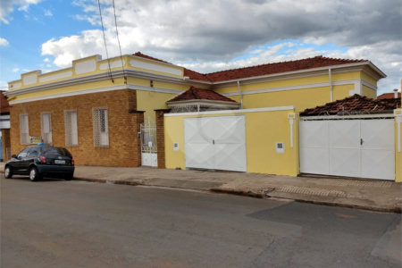 Terreno contendo 02 casas geminadas á venda.