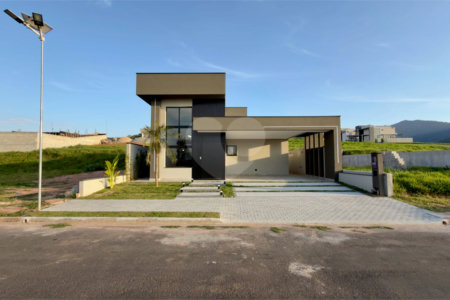 Casa térrea 3 dormitórios (3 suítes), espaço gourmet, piscina, 2 vagas garagem, condomínio fechado com ampla área lazer