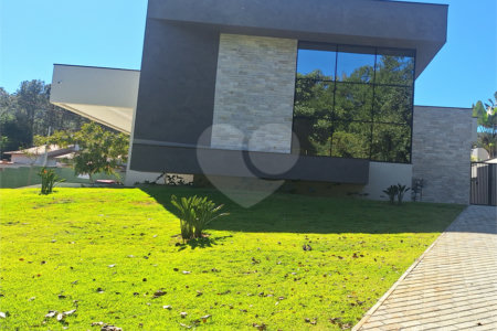 Casa a venda com 04 suítes área gourmet e 6 vagas para autos em condominio fechado Atibaia