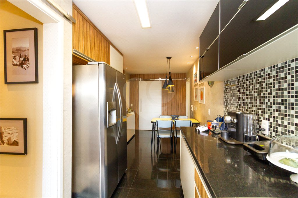 Apartamento de Alto Padrão no Campo Belo para venda com porteira fechada, com 4 dormitórios suítes e 4 vagas com lazer de club.