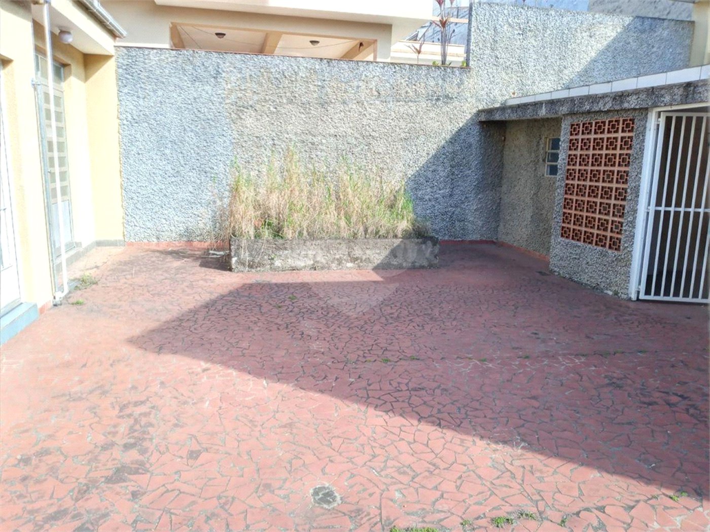Casa com 4 dormitórios e 4 vagas.