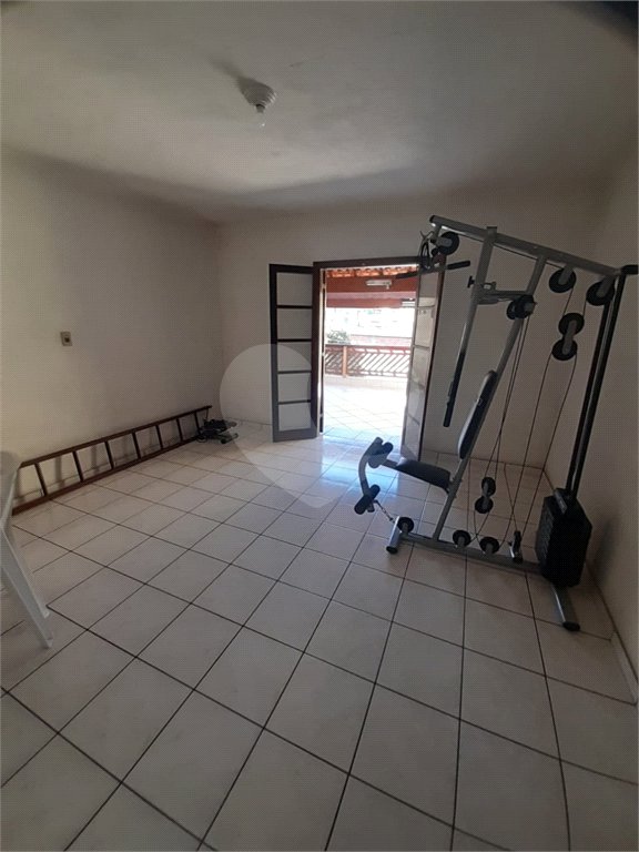 Casa com 250m², 4 dormitórios, 2 vagas.