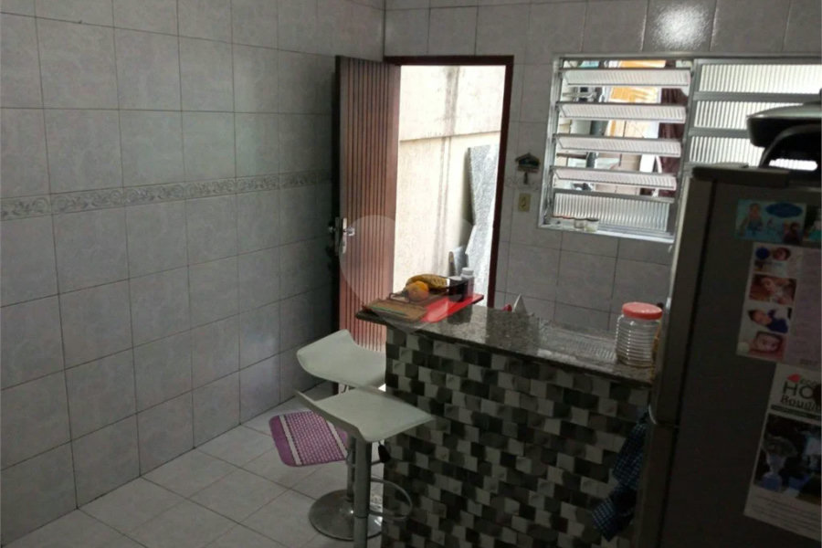 Ótimo sobrado, com amplo espaço interno (127m2), possuindo 03 dormitórios (01 suíte),