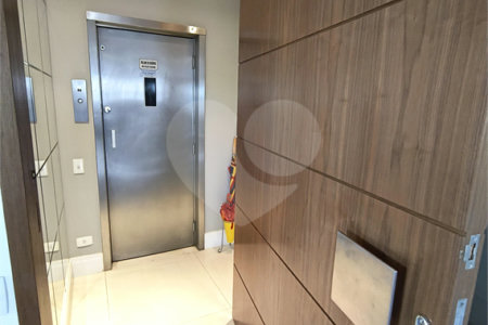 Este amplo apartamento de 290 m², completamente reformado, reúne sofisticação,