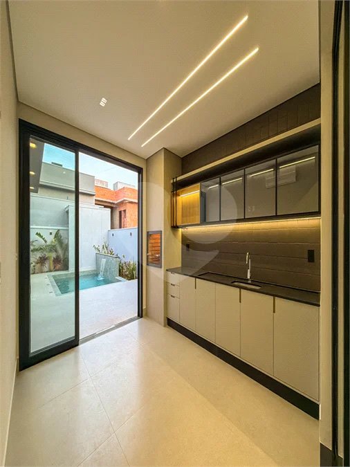 Indaiatuba - Condominio Sapezal - R$ 2.400.000,00 - Área Total 360,00 m² - Área Construída 213,32 m² - TÉRREA - 03 suítes sendo a master com closet; - Escritório; Lavabo; Cozinha com cooktop e planejados; Gourmet com churrasqueira; Ambientes preparados para ar condicionado; Piscina com cascata,