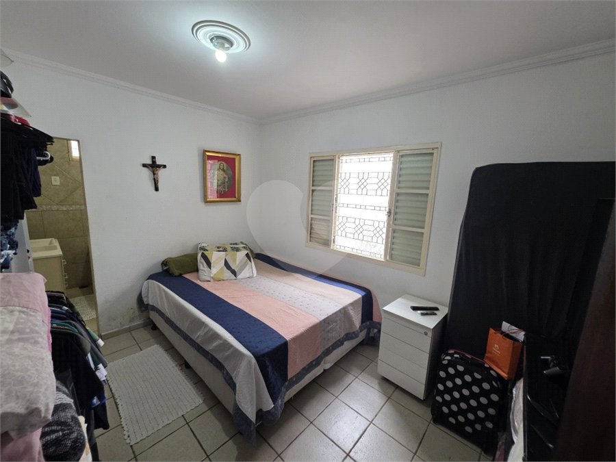 Casa térrea à venda no Douradinho com 2 quartos e edícula com mais dois quartos e 2 banheiros.