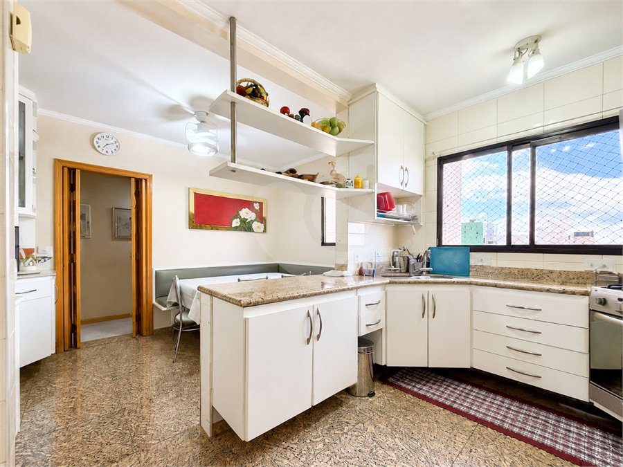 Apartamento de 184 m² em andar alto com 4 dormitórios e 3 vagas em Perdizes