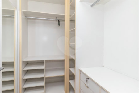 Casa à venda com 4 quartos, sendo 2 suítes, no condomínio Stephanie, São Paulo - SP