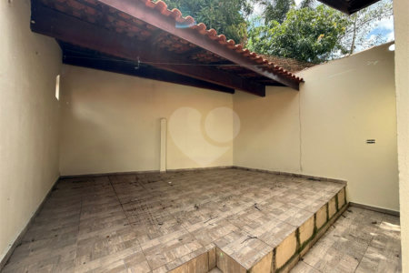 Casa térrea em Atibaia com 2 dormitórios, 2 vagas de garagem, quintal nos fundos, aceita financiamento