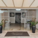 Apartamento térreo , três quartos sendo uma suíte.