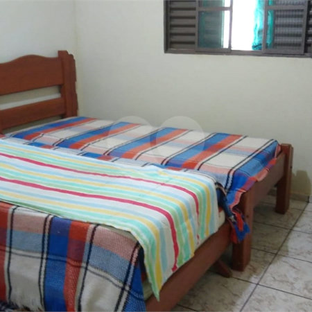 Casa térrea com 2 dormitórios.