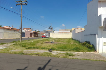Terreno plano com boa localização no Cruzeiro do Sul .