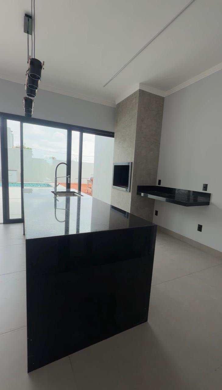 Casa à venda com 3 quartos no condomínio Villa de León, Três Lagoas - MS