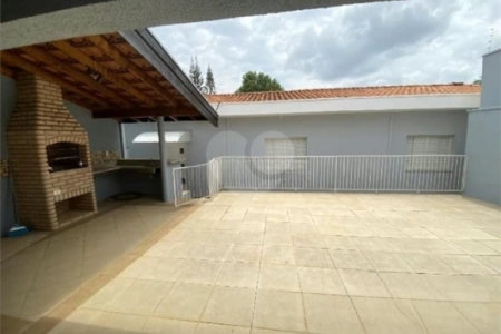 Casa à venda com 3 dormitórios, sendo 1 suite e ampla área de lazer no Jardim Brasil