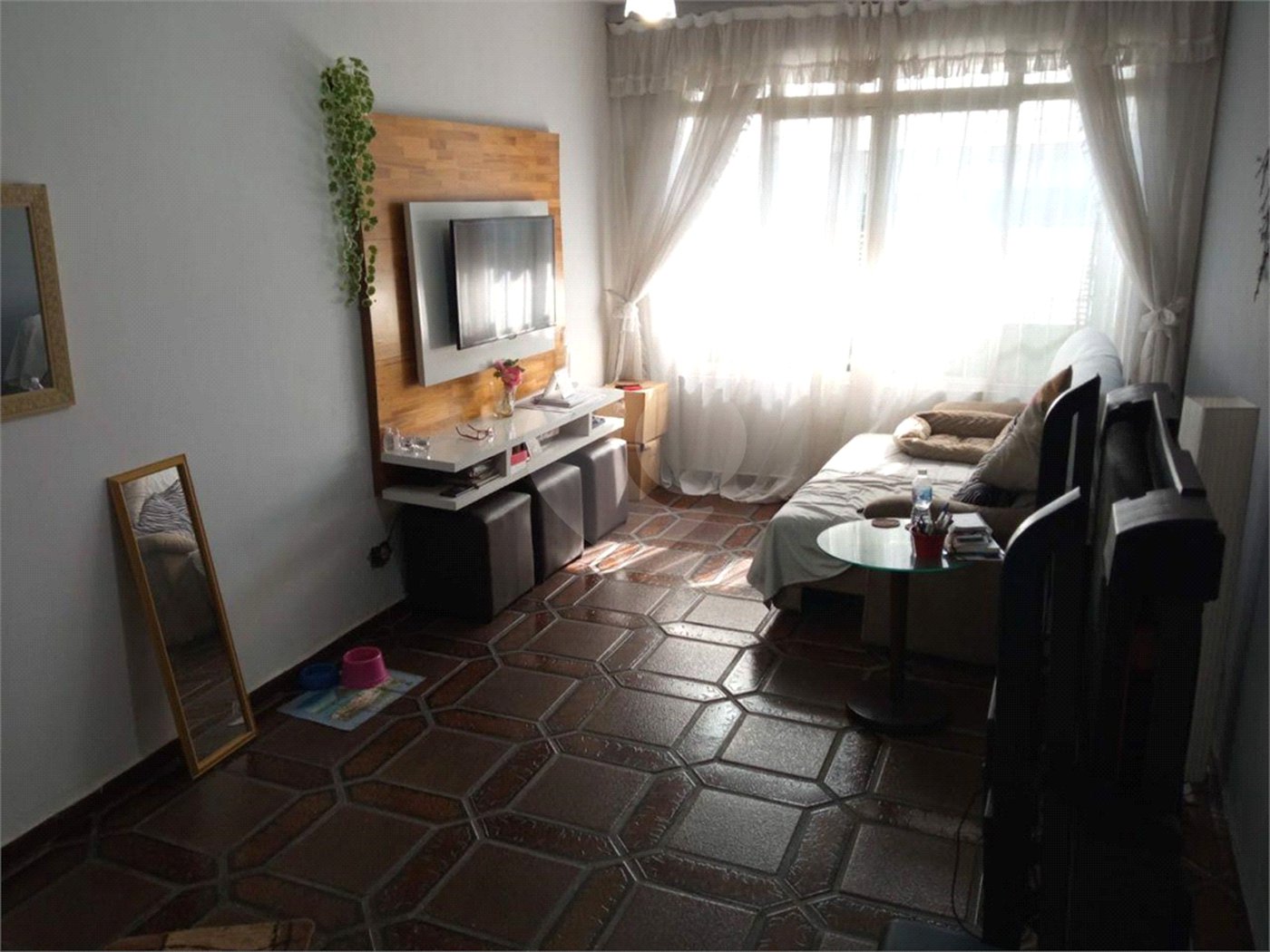 Ótimo sobrado, com amplo espaço interno (127m2), possuindo 03 dormitórios (01 suíte),