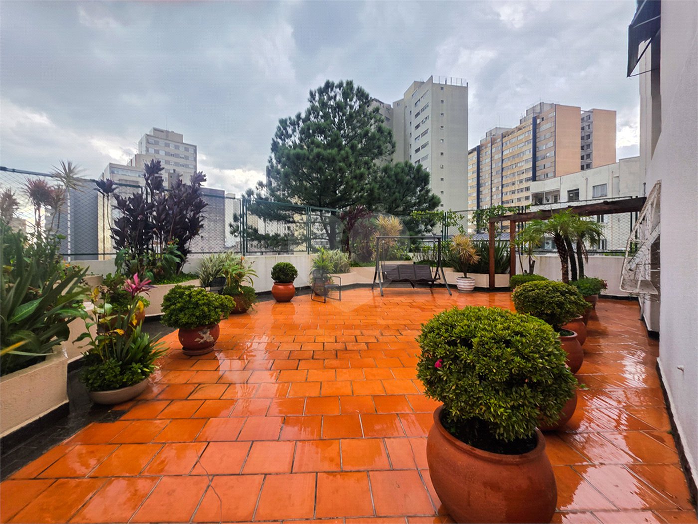 Apartamento - Sumaré - 2 Quartos / Dormitórios - 1 Vaga - Venda / Compra