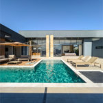 Indaiatuba - Quintas da Terracota - 1252 m² de terreno - casa térrea com 514 m² de área construída -3 vagas de garagem cobertas e 3 descobertas Lavabo - Sala de estar e jantar amplas e integradas - Escritório privativo - Cozinha toda equipada com geladeira, forno, micro-ondas, lava-louças,