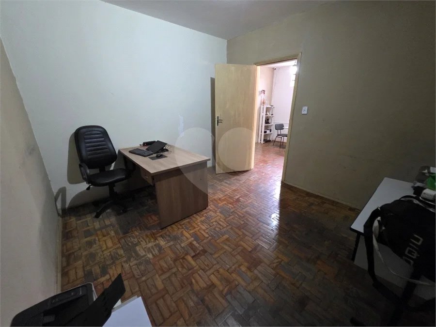Casa térrea à venda com amplo quintal e grande potencial na Vila Nery