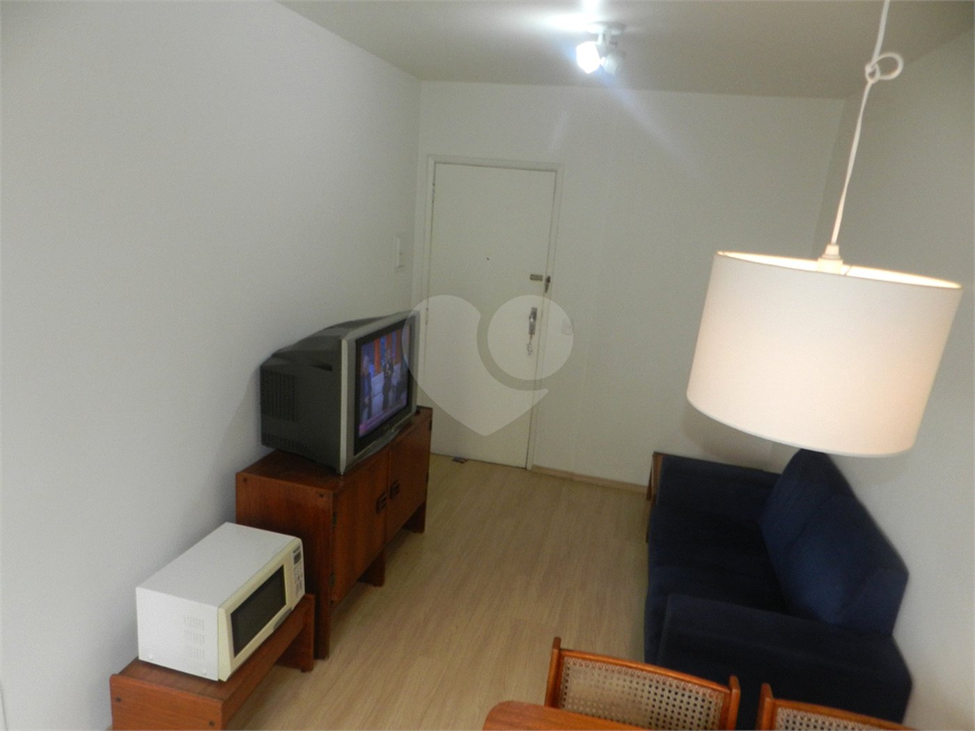 Apartamento mobiliado na Bela Vista de 36m² com 1 vaga de garagem.