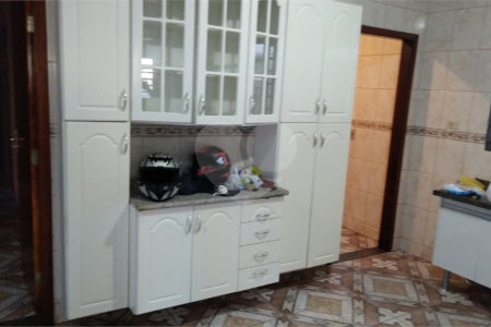 Casa Térrea com 3 dormitórios, sendo 1 suíte.