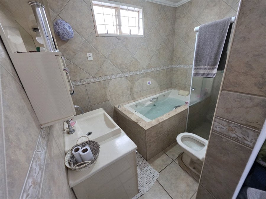 Casa térrea à venda no Douradinho com 2 quartos e edícula com mais dois quartos e 2 banheiros.