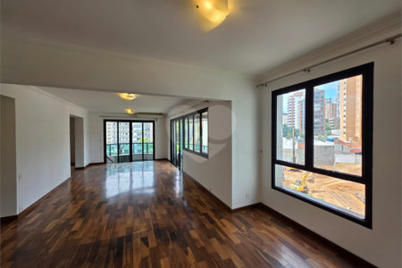 Apartamento em Moema - 192m² - 3 Domritórios - 3 vagas de Garagem - Próximo ao Parque Ibirapuera