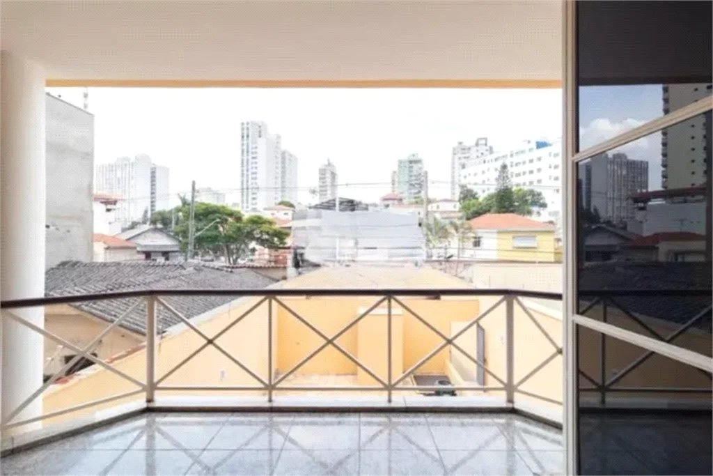 Casa com 3 dormitórios sendo 3 suítes com 03 vagas de garagem.