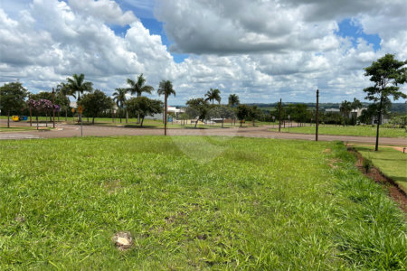 Terreno no condomínio Damha Golf em frente área de lazer com 1.404,40 m²