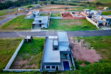 Casa térrea 3 dormitórios (3 suítes), espaço gourmet, piscina, 2 vagas garagem, condomínio fechado com ampla área lazer