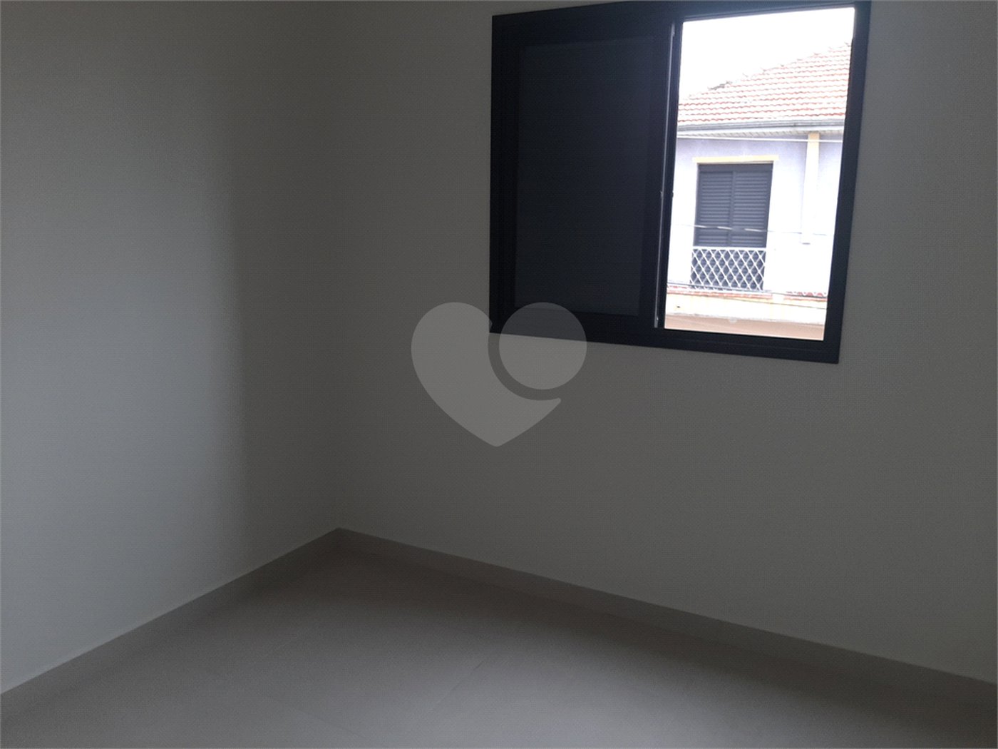 Apartamento VENDER com 44m2, com 2 quartos, banheiro, sala integrada à cozinha e 1 vaga de garagem