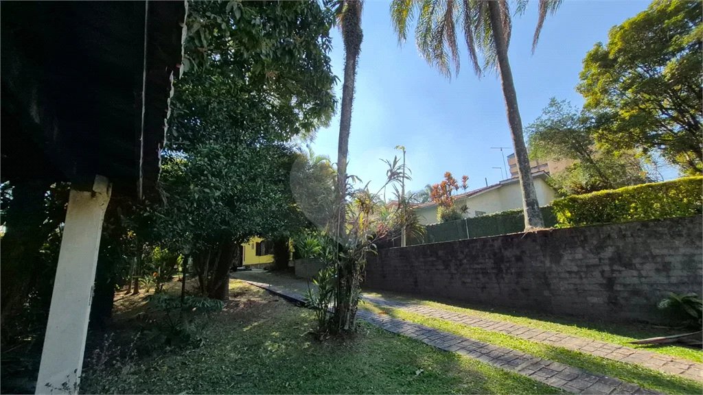 Casa com Piscina, Sauna e Edícula em Rua Arborizada no Tremembé