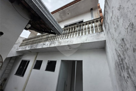 Casa térrea à venda no Douradinho com 2 quartos e edícula com mais dois quartos e 2 banheiros.