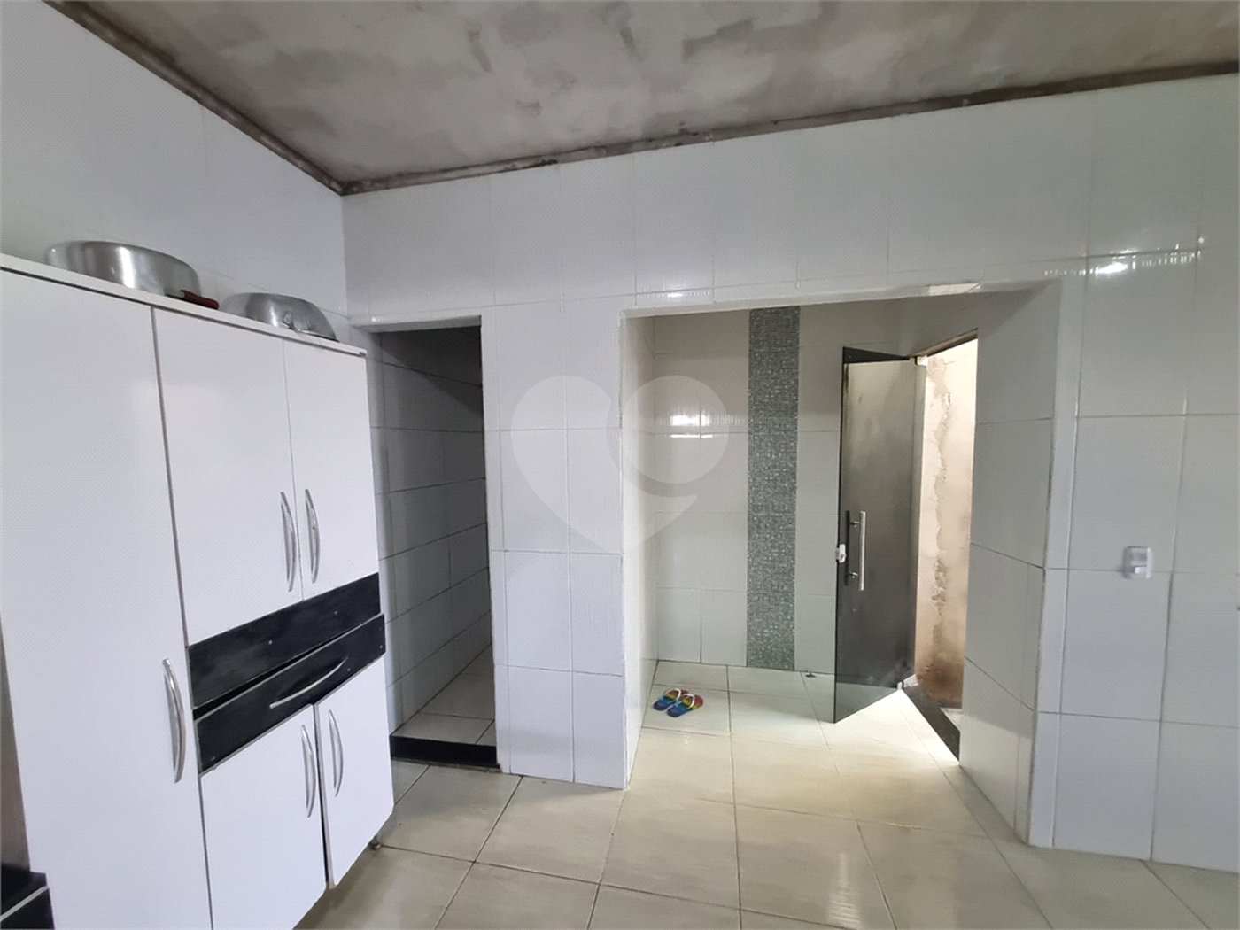 Sobrado 3 quartos e área comercial em baixo.