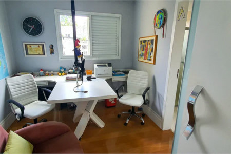 Apartamento luxuoso com 130m2, 3 suítes, 4 vagas.