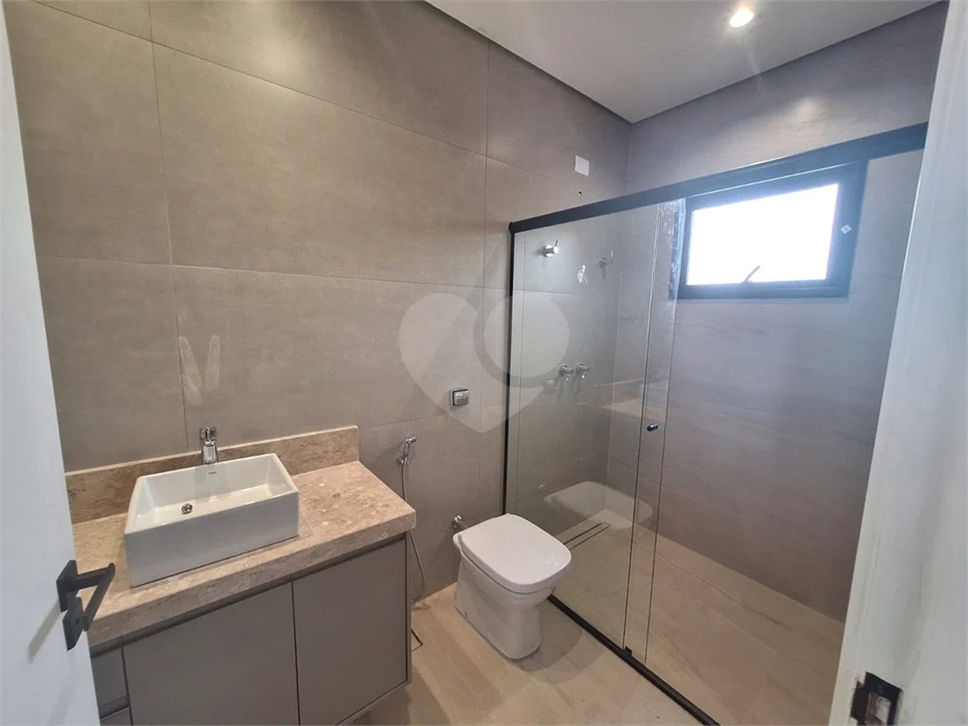 Casa NOVA com 03 suítes , piscina e condomínio com lazer completo!