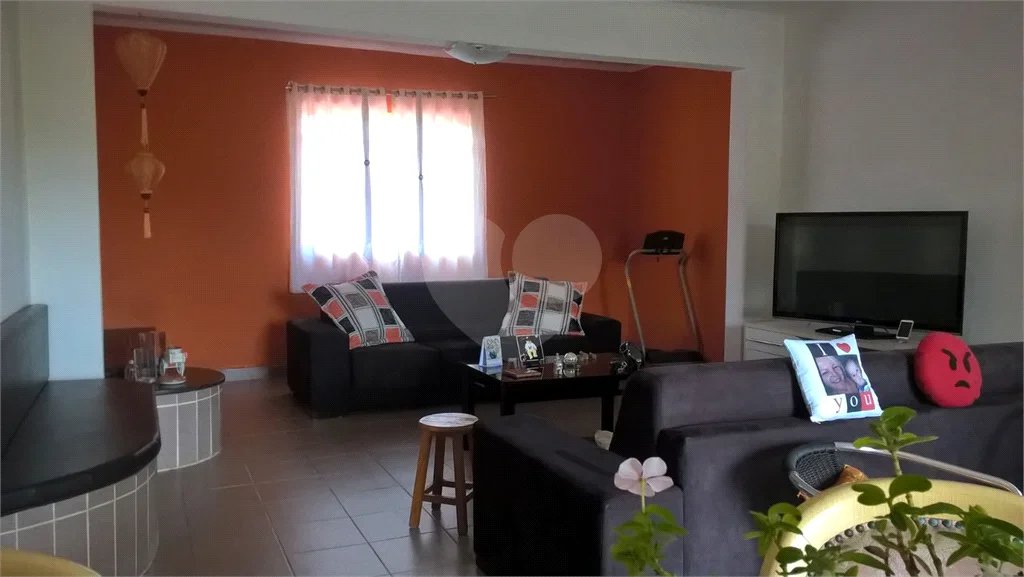 Sítio à venda em Santa Isabel com 2.700m² | Piscina | Casa de Caseiro | Excelente para lazer ou investimento