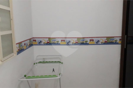 Casa térrea com 3 dormitórios, sendo 1 suíte.