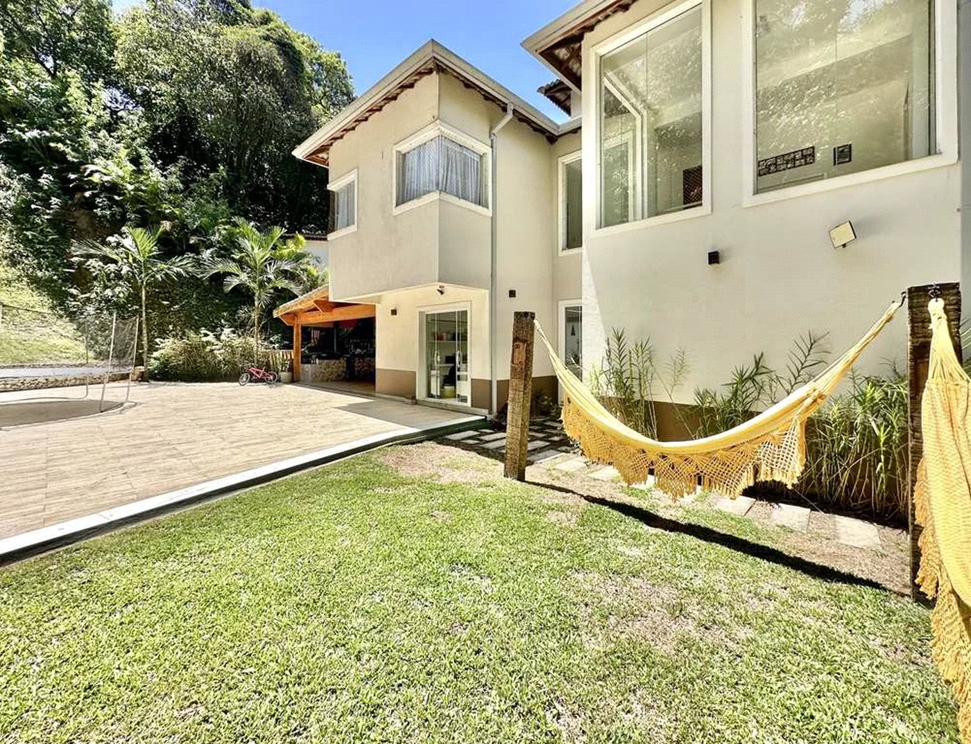 Magnífica Casa Contemporânea na Fazendinha - 4dorms | 3 Suites | Gourmet, piscina, lareira, hóspedes, escritório! Muito Verde e Tranquilidade em um dos melhores condominios da Região .