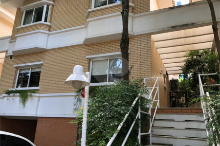 Casa à venda com 4 quartos, sendo 3 suítes, no condomínio Saint James Special Houses, São Paulo - SP