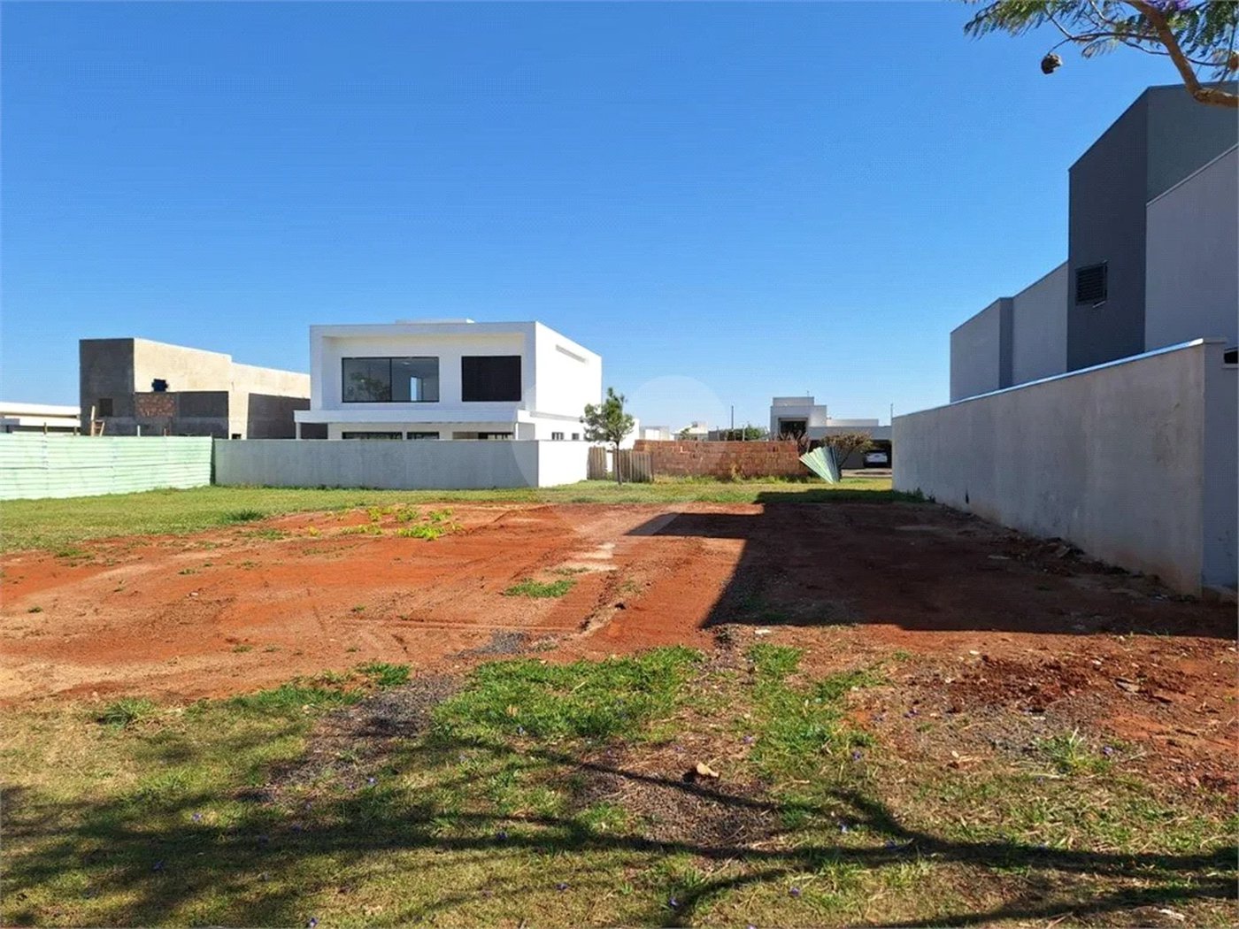 Terreno no Cyrela, plano e próximo do clube.