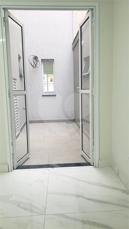 Sobrado novo com 3 suítes, 4 vagas, espaço gourmet com churrasqueira, jardim de inverno e acabamento premium. Conforto, modernidade e sofisticação.