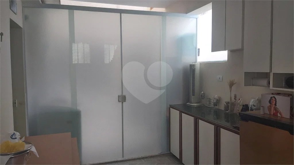 Sobrado com 224m² , 3 dormitórios , sendo 2 suítes , 3 vagas de garagem , 7 banheiros , à venda na Vila Scarpelli em Santo André.