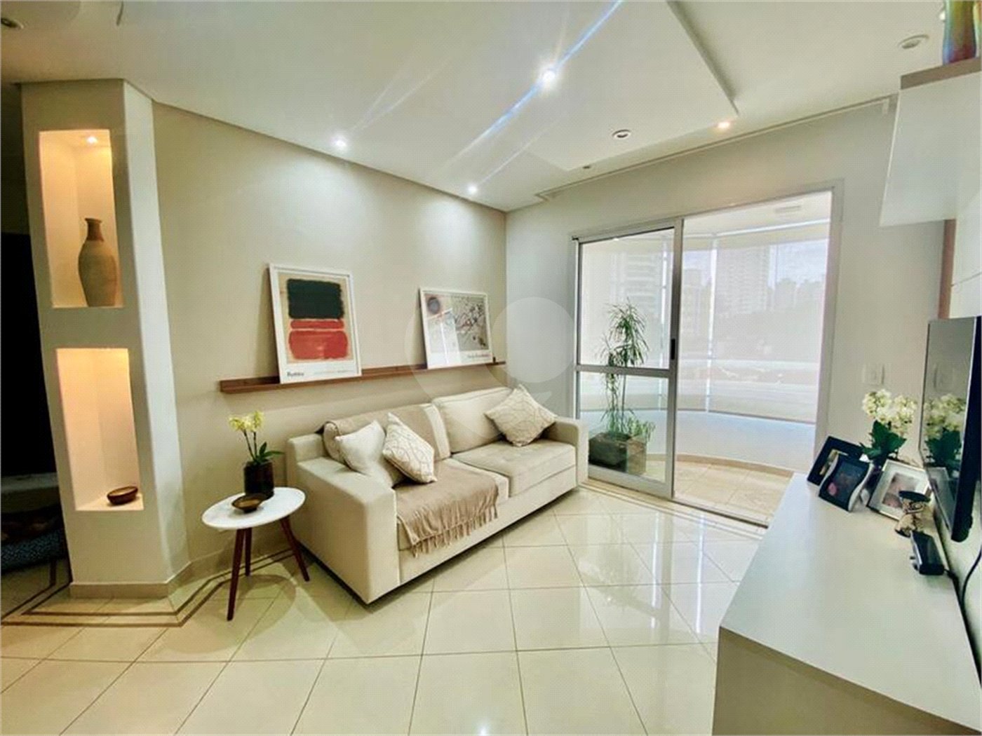 Apartamento de 03 dormitórios sendo 1 suíte e 02 vagas de garagem.